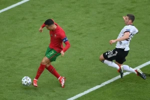 Đá Thòng Trung Vệ: Bí Quyết Chơi Vị Trí Quan Trọng Nhất Sân Cỏ